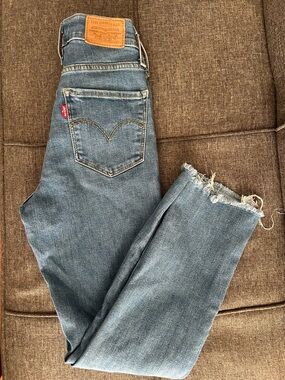 724 Levi's Light Blue High-Rise Straight Up Crop Jeans